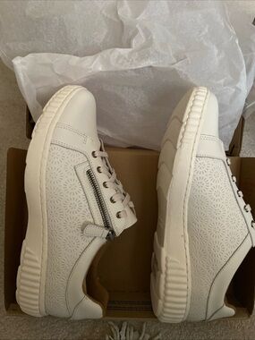 Clarks - Caroline Rio - Embossed Leather Sneakers -Size 9